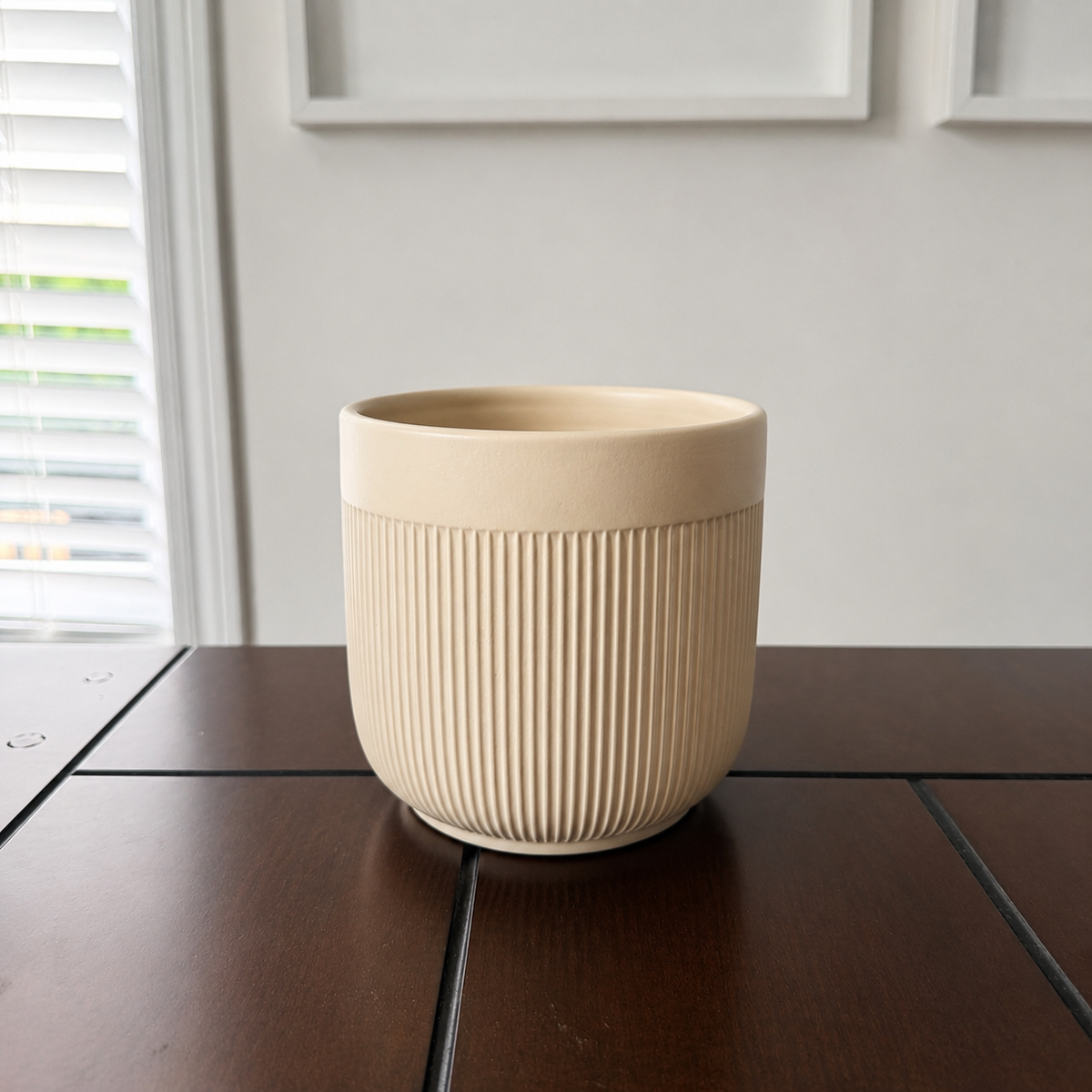 Cache-pot strié beige – 5,5 po (pour plantes de 4 po et 5 po)